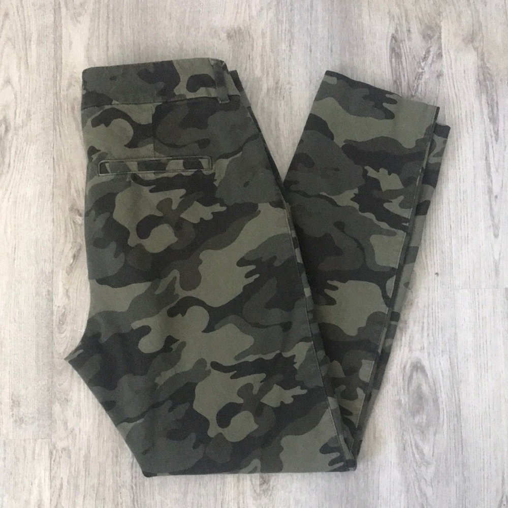 Ladies Old Navy Pixie Pant in Green Camo sz 2